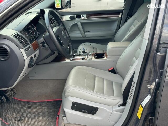 Серый Фольксваген Туарег, объемом двигателя 3 л и пробегом 400 тыс. км за 11890 $, фото 14 на Automoto.ua