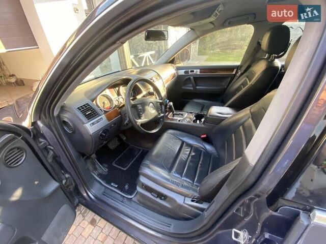 Серый Фольксваген Туарег, объемом двигателя 3 л и пробегом 377 тыс. км за 12500 $, фото 7 на Automoto.ua