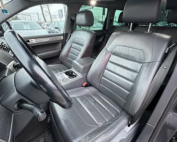 Сірий Фольксваген Туарег, об'ємом двигуна 2.97 л та пробігом 285 тис. км за 13400 $, фото 15 на Automoto.ua