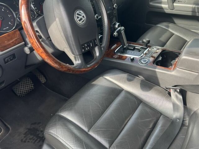 Серый Фольксваген Туарег, объемом двигателя 0 л и пробегом 180 тыс. км за 15800 $, фото 2 на Automoto.ua