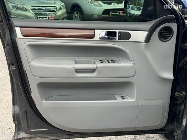 Серый Фольксваген Туарег, объемом двигателя 3 л и пробегом 400 тыс. км за 11890 $, фото 12 на Automoto.ua