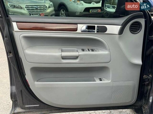 Серый Фольксваген Туарег, объемом двигателя 3 л и пробегом 400 тыс. км за 11890 $, фото 12 на Automoto.ua