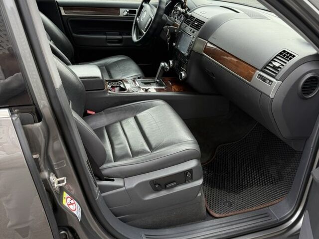 Сірий Фольксваген Туарег, об'ємом двигуна 3 л та пробігом 276 тис. км за 12000 $, фото 4 на Automoto.ua