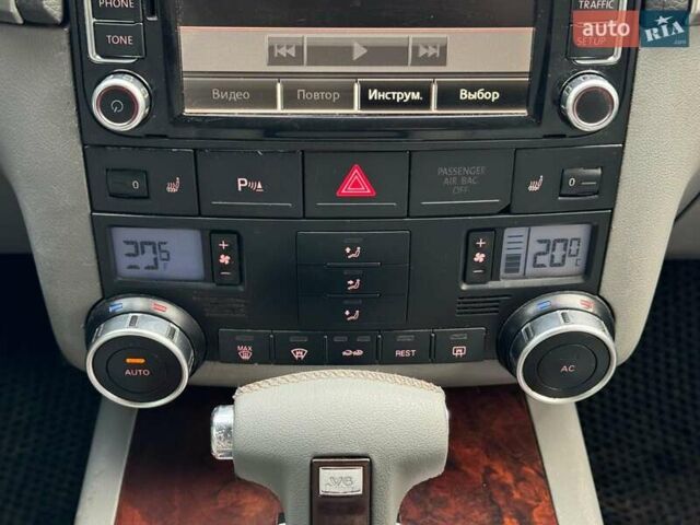 Серый Фольксваген Туарег, объемом двигателя 3 л и пробегом 400 тыс. км за 11890 $, фото 30 на Automoto.ua