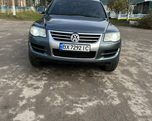 Серый Фольксваген Туарег, объемом двигателя 3 л и пробегом 265 тыс. км за 11500 $, фото 7 на Automoto.ua