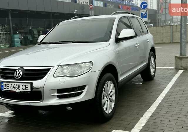 Серый Фольксваген Туарег, объемом двигателя 3 л и пробегом 266 тыс. км за 14000 $, фото 1 на Automoto.ua