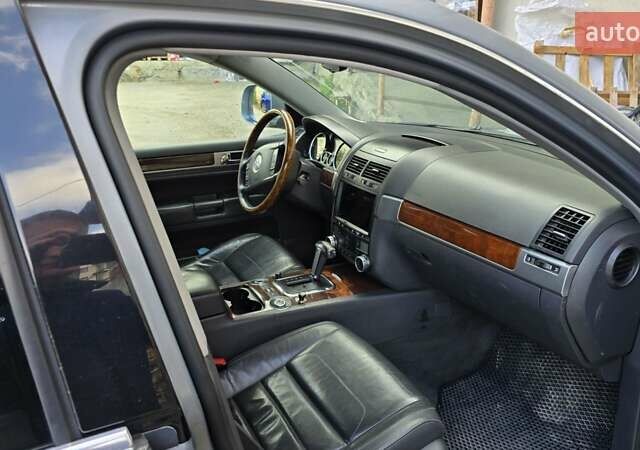 Серый Фольксваген Туарег, объемом двигателя 3 л и пробегом 322 тыс. км за 14500 $, фото 2 на Automoto.ua