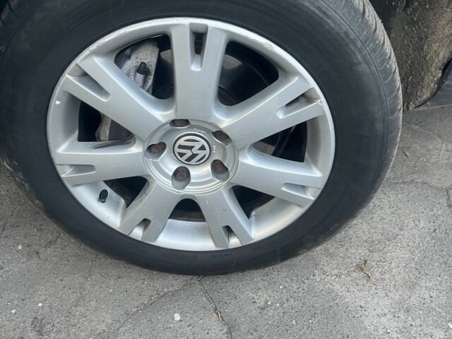 Серый Фольксваген Туарег, объемом двигателя 3 л и пробегом 362 тыс. км за 7500 $, фото 5 на Automoto.ua