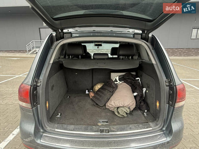 Серый Фольксваген Туарег, объемом двигателя 2.97 л и пробегом 385 тыс. км за 11000 $, фото 6 на Automoto.ua