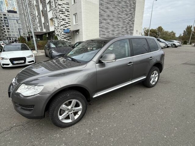 Сірий Фольксваген Туарег, об'ємом двигуна 3 л та пробігом 276 тис. км за 12000 $, фото 1 на Automoto.ua