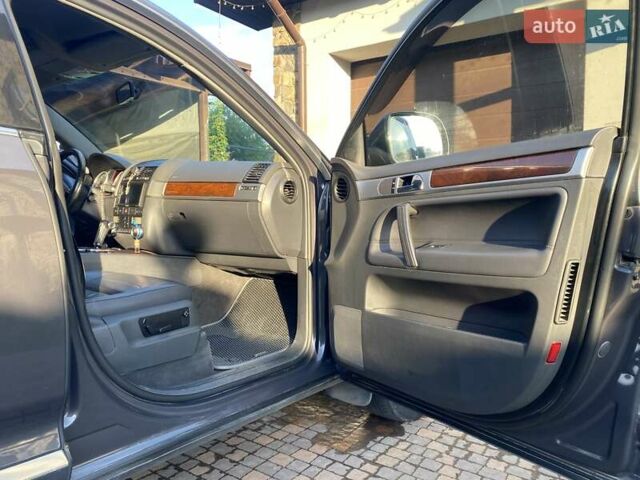 Серый Фольксваген Туарег, объемом двигателя 3 л и пробегом 377 тыс. км за 12500 $, фото 5 на Automoto.ua