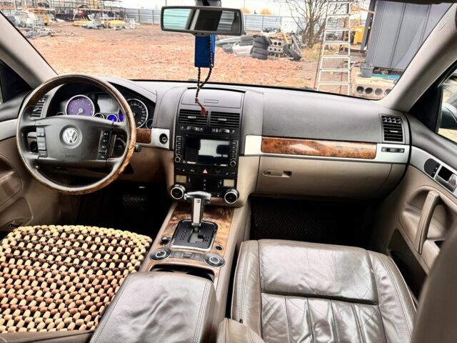 Сірий Фольксваген Туарег, об'ємом двигуна 3 л та пробігом 260 тис. км за 10500 $, фото 6 на Automoto.ua