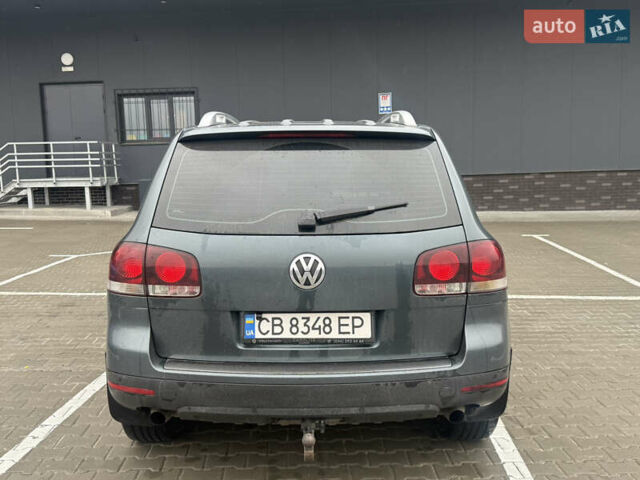 Серый Фольксваген Туарег, объемом двигателя 2.97 л и пробегом 385 тыс. км за 11000 $, фото 4 на Automoto.ua