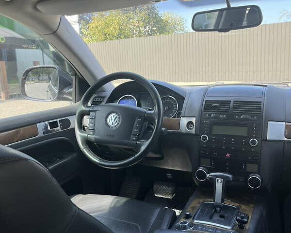 Серый Фольксваген Туарег, объемом двигателя 3 л и пробегом 305 тыс. км за 12500 $, фото 15 на Automoto.ua