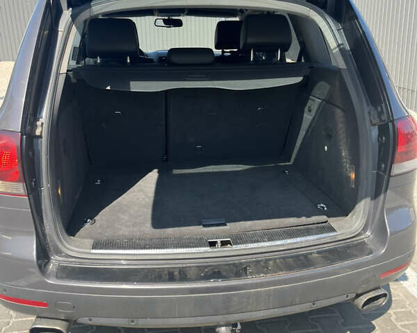 Серый Фольксваген Туарег, объемом двигателя 3 л и пробегом 305 тыс. км за 12500 $, фото 14 на Automoto.ua