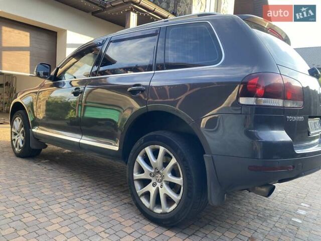 Серый Фольксваген Туарег, объемом двигателя 3 л и пробегом 377 тыс. км за 12500 $, фото 2 на Automoto.ua