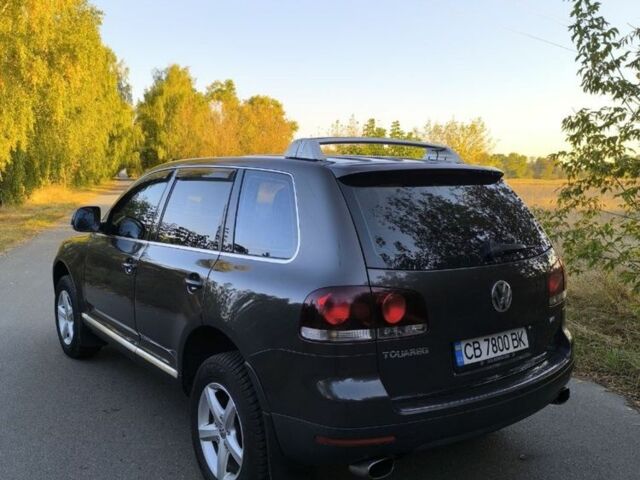 Сірий Фольксваген Туарег, об'ємом двигуна 3 л та пробігом 322 тис. км за 10800 $, фото 2 на Automoto.ua