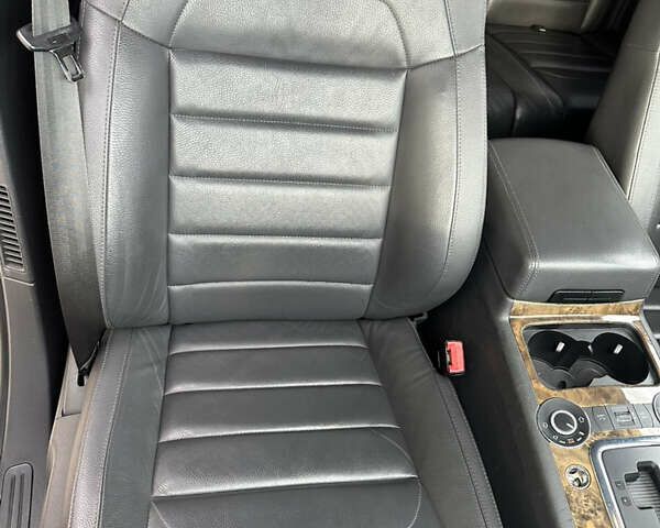 Сірий Фольксваген Туарег, об'ємом двигуна 2.97 л та пробігом 317 тис. км за 14000 $, фото 13 на Automoto.ua