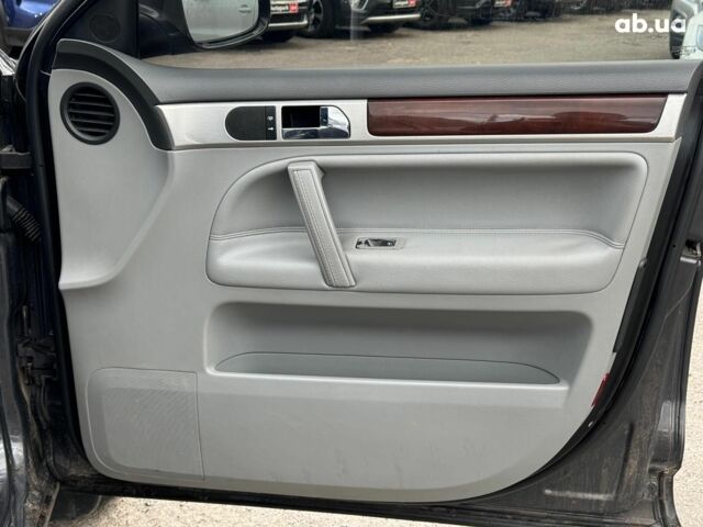 Серый Фольксваген Туарег, объемом двигателя 3 л и пробегом 400 тыс. км за 11890 $, фото 23 на Automoto.ua