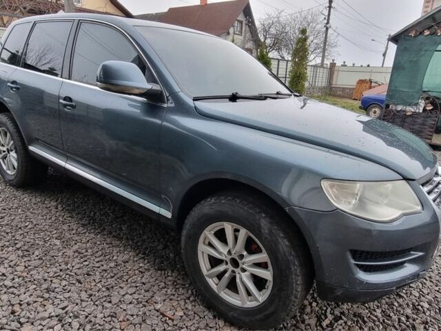 Серый Фольксваген Туарег, объемом двигателя 2.5 л и пробегом 296 тыс. км за 6200 $, фото 3 на Automoto.ua