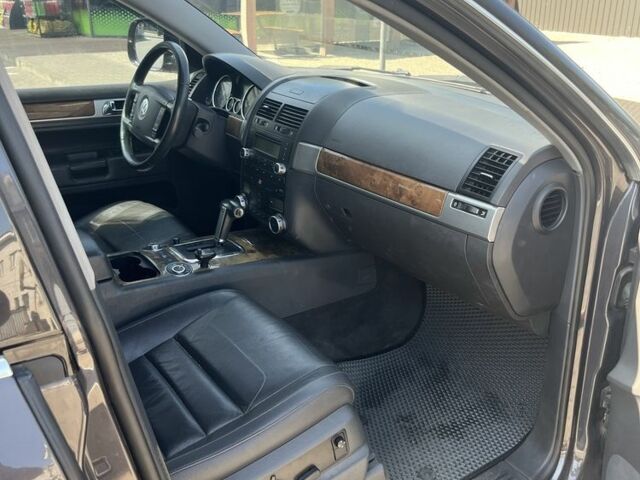 Сірий Фольксваген Туарег, об'ємом двигуна 3 л та пробігом 305 тис. км за 12500 $, фото 11 на Automoto.ua