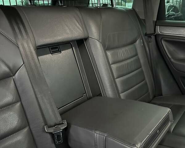 Сірий Фольксваген Туарег, об'ємом двигуна 2.97 л та пробігом 285 тис. км за 13400 $, фото 22 на Automoto.ua