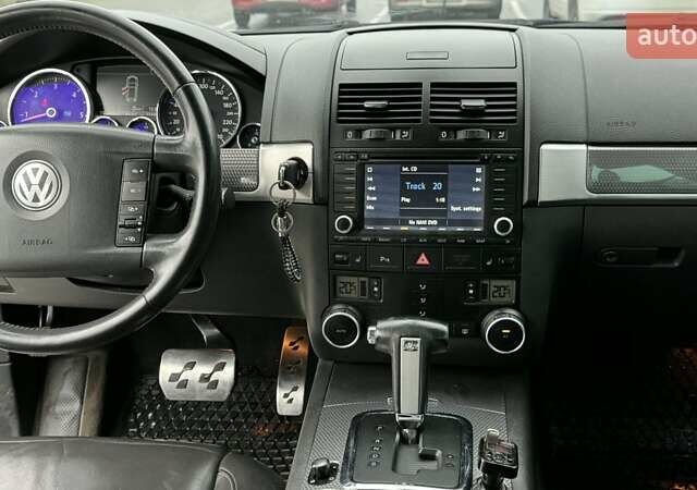Серый Фольксваген Туарег, объемом двигателя 3 л и пробегом 266 тыс. км за 14000 $, фото 17 на Automoto.ua