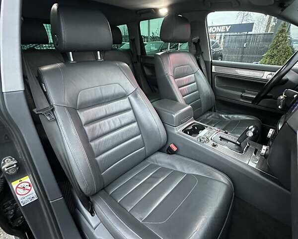 Сірий Фольксваген Туарег, об'ємом двигуна 2.97 л та пробігом 285 тис. км за 13400 $, фото 19 на Automoto.ua