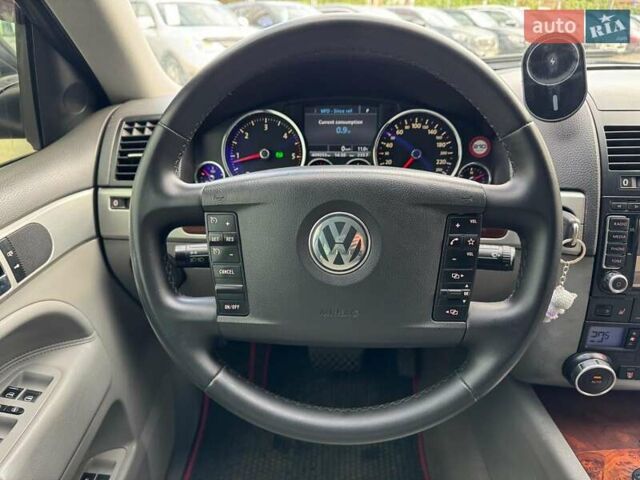 Серый Фольксваген Туарег, объемом двигателя 3 л и пробегом 400 тыс. км за 11890 $, фото 27 на Automoto.ua