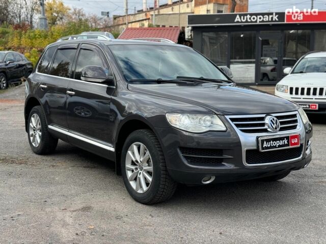 Серый Фольксваген Туарег, объемом двигателя 3 л и пробегом 400 тыс. км за 11890 $, фото 2 на Automoto.ua