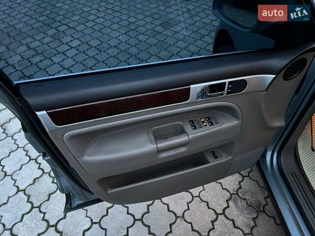 Серый Фольксваген Туарег, объемом двигателя 2.97 л и пробегом 351 тыс. км за 9000 $, фото 7 на Automoto.ua