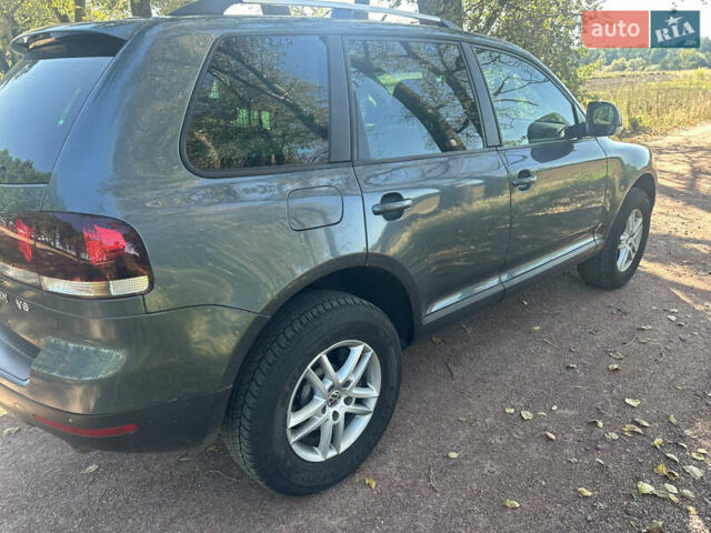 Серый Фольксваген Туарег, объемом двигателя 2.97 л и пробегом 315 тыс. км за 11700 $, фото 3 на Automoto.ua