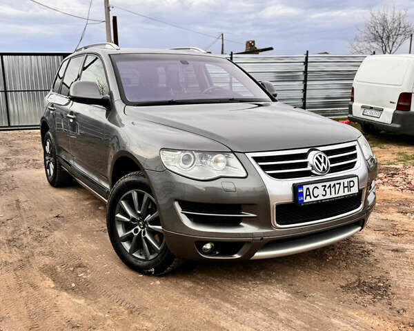 Серый Фольксваген Туарег, объемом двигателя 2.97 л и пробегом 264 тыс. км за 10500 $, фото 3 на Automoto.ua