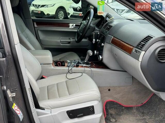 Серый Фольксваген Туарег, объемом двигателя 3 л и пробегом 400 тыс. км за 11890 $, фото 24 на Automoto.ua