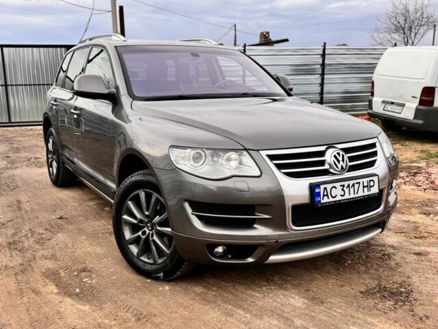 Сірий Фольксваген Туарег, об'ємом двигуна 3 л та пробігом 260 тис. км за 10500 $, фото 3 на Automoto.ua