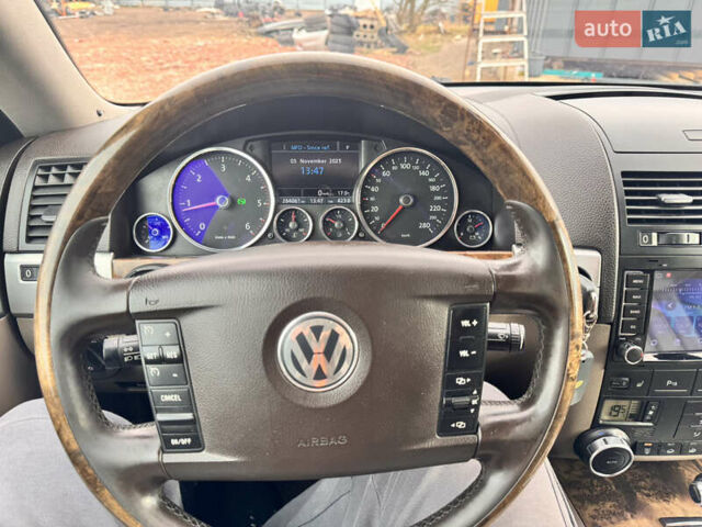 Серый Фольксваген Туарег, объемом двигателя 2.97 л и пробегом 264 тыс. км за 10500 $, фото 10 на Automoto.ua