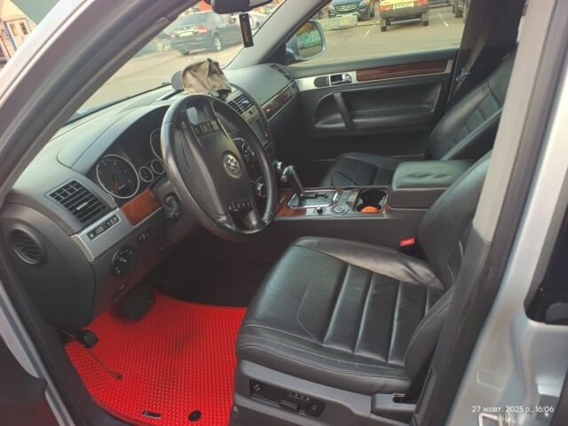 Серый Фольксваген Туарег, объемом двигателя 3 л и пробегом 360 тыс. км за 11500 $, фото 3 на Automoto.ua