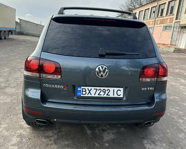 Серый Фольксваген Туарег, объемом двигателя 3 л и пробегом 265 тыс. км за 11500 $, фото 3 на Automoto.ua