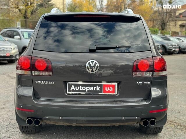 Серый Фольксваген Туарег, объемом двигателя 3 л и пробегом 400 тыс. км за 11890 $, фото 6 на Automoto.ua