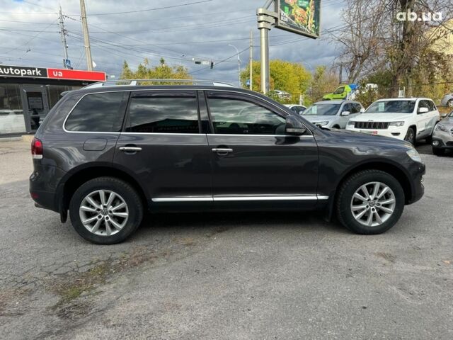 Серый Фольксваген Туарег, объемом двигателя 3 л и пробегом 400 тыс. км за 11890 $, фото 4 на Automoto.ua