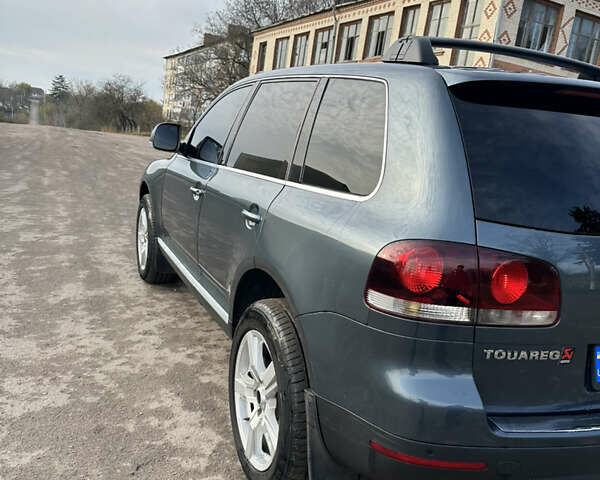 Серый Фольксваген Туарег, объемом двигателя 3 л и пробегом 265 тыс. км за 11500 $, фото 2 на Automoto.ua