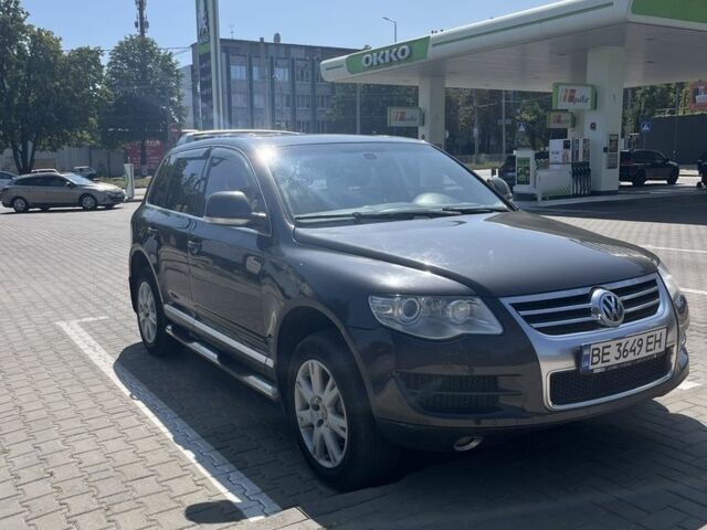 Сірий Фольксваген Туарег, об'ємом двигуна 3 л та пробігом 305 тис. км за 12500 $, фото 2 на Automoto.ua