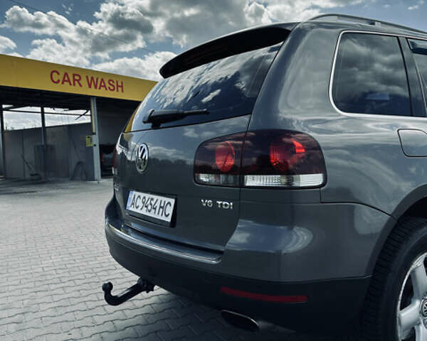 Сірий Фольксваген Туарег, об'ємом двигуна 3 л та пробігом 281 тис. км за 11999 $, фото 16 на Automoto.ua