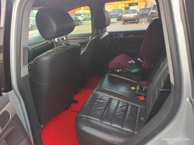 Серый Фольксваген Туарег, объемом двигателя 3 л и пробегом 360 тыс. км за 11500 $, фото 1 на Automoto.ua