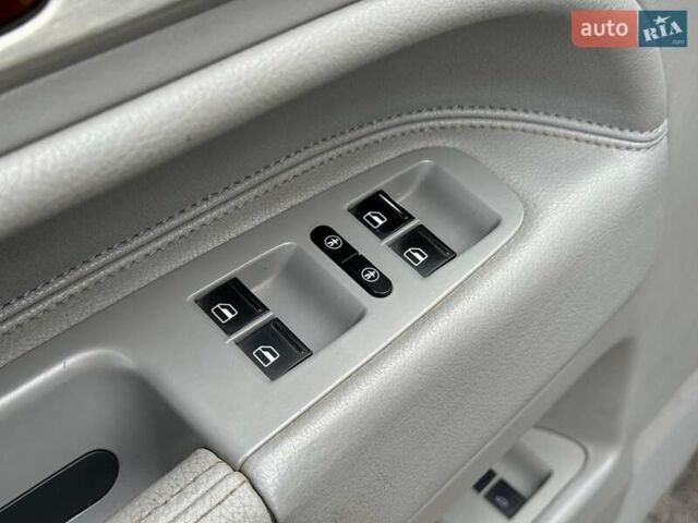 Серый Фольксваген Туарег, объемом двигателя 3 л и пробегом 400 тыс. км за 11890 $, фото 13 на Automoto.ua