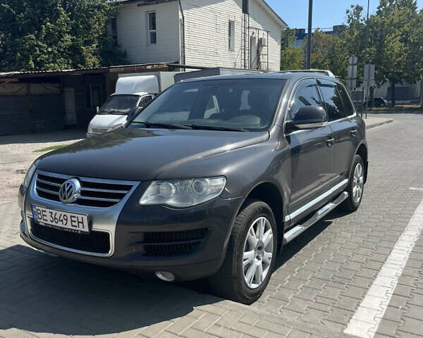 Серый Фольксваген Туарег, объемом двигателя 3 л и пробегом 305 тыс. км за 12500 $, фото 1 на Automoto.ua