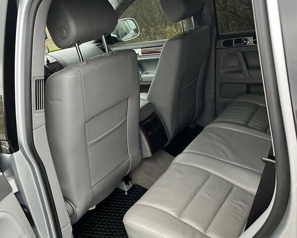 Серый Фольксваген Туарег, объемом двигателя 2.5 л и пробегом 273 тыс. км за 9500 $, фото 33 на Automoto.ua