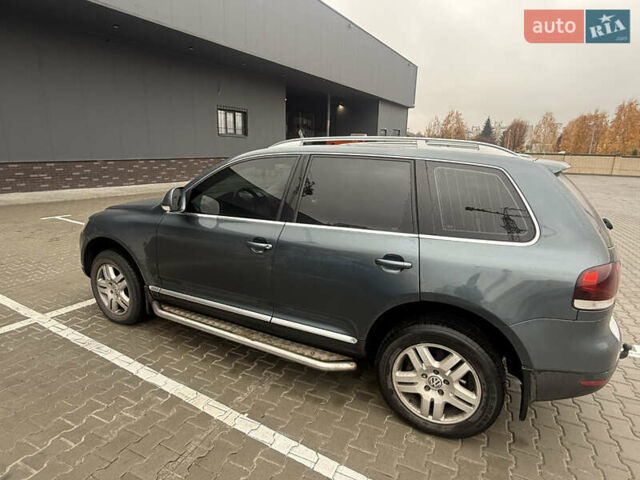 Серый Фольксваген Туарег, объемом двигателя 2.97 л и пробегом 385 тыс. км за 11000 $, фото 7 на Automoto.ua