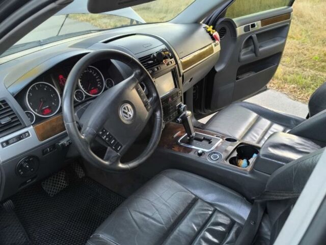 Сірий Фольксваген Туарег, об'ємом двигуна 3 л та пробігом 322 тис. км за 10800 $, фото 4 на Automoto.ua