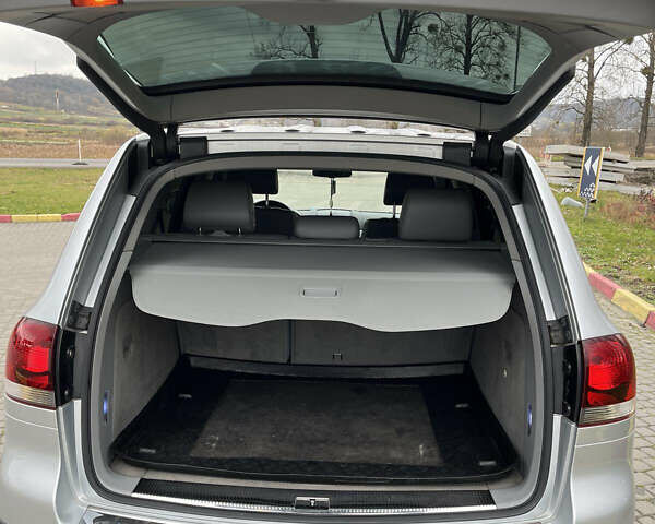 Серый Фольксваген Туарег, объемом двигателя 2.5 л и пробегом 273 тыс. км за 9500 $, фото 25 на Automoto.ua